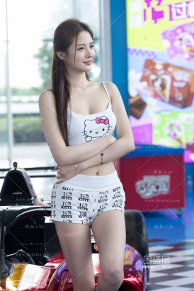 成都车展-177网红车模啾啾呜光脚热裤美腿版