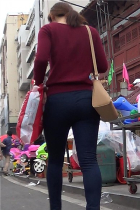 街拍红衣紧身裤圆臀美眉 [341 MB]