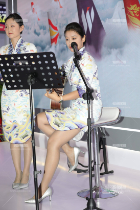 难得看到空姐弹琴51