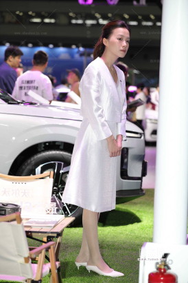 精致礼仪小姐姐站一天累了肉丝脚踩鞋