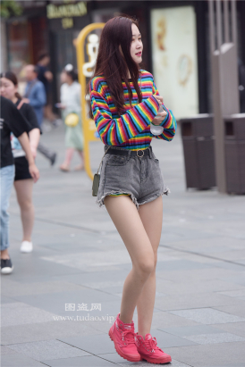 编码1670热裤美腿