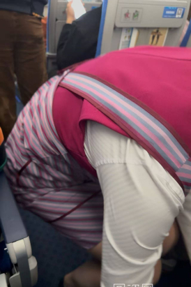 近距离拍摄南航乘务员机上工作