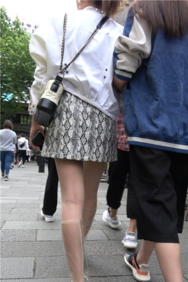 4K - 街拍短裙丝袜透明长靴美女 [988 MB/MP4]