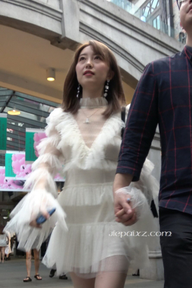 4K - 街拍白色连衣裙高跟鞋街拍美女 [2.33 GB/MP4]