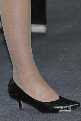 251122-20-96√豪车展台-素颜轻熟销售